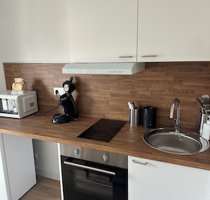 Kühlschrank, Mikrowelle, Ofen, Herdplatte