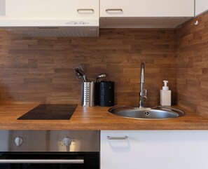 Fridge, microwave, oven, stovetop - Hôtel des Cousines – Emma Apartment (Nancy)