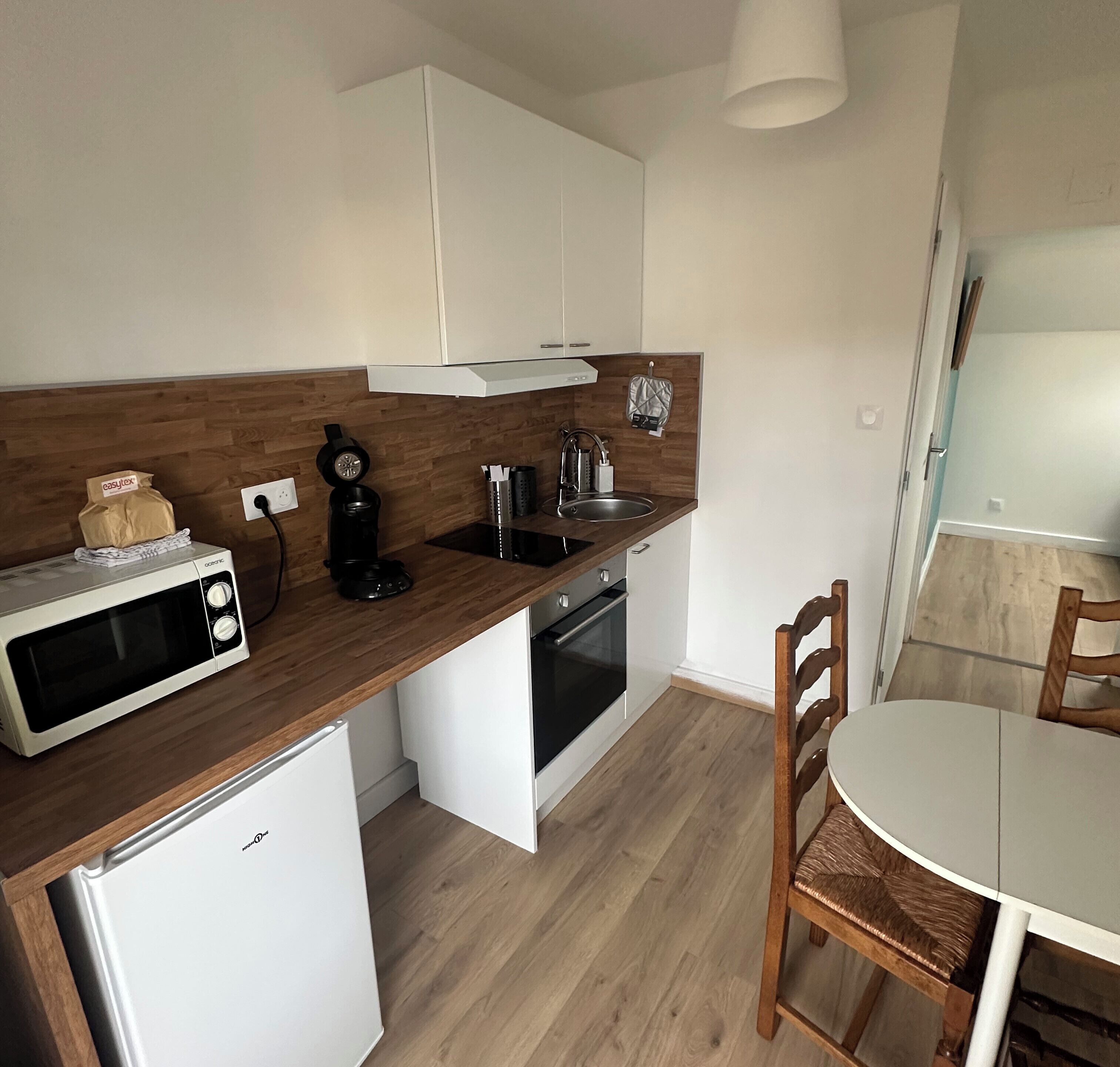 Jääkaappi, mikroaaltouuni, uuni, liesi