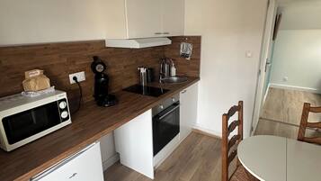 Køleskab, mikrobølgeovn, ovn, kogeplade