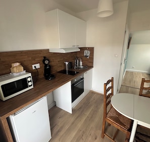 Kühlschrank, Mikrowelle, Ofen, Herdplatte