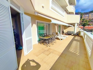Outdoor dining - Beautiful Two-bedroom Apartment in Los Gigantes (Santiago del Teide)