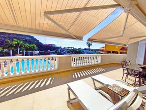 Outdoor dining - Beautiful Two-bedroom Apartment in Los Gigantes (Santiago del Teide)