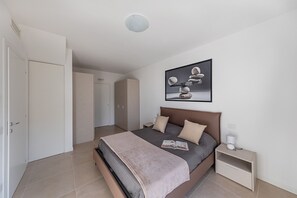 3 habitaciones, tabla de planchar con plancha y cuna de viaje 