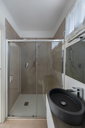 Shower, hair dryer, bidet, towels - Villa Prestige 15 with pool (Sirmione)