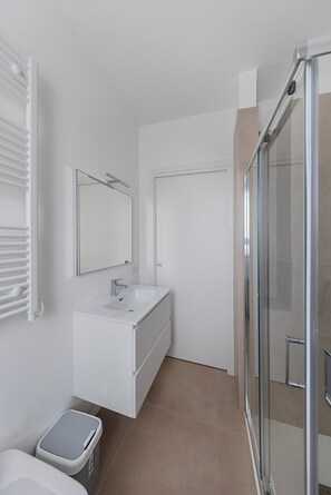 Shower, hair dryer, bidet, towels - Villa Prestige 15 with pool (Sirmione)