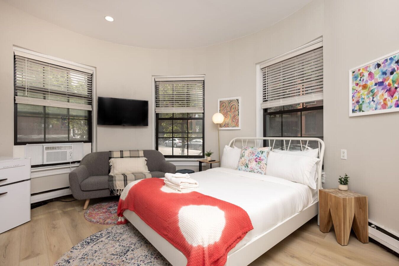 Desk, iron/ironing board, WiFi, bed sheets