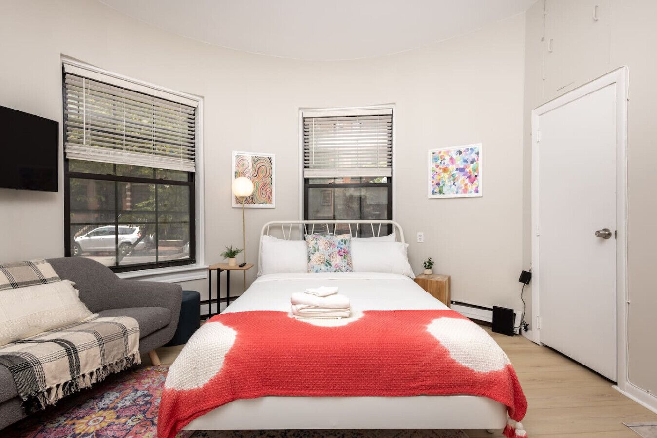 Desk, iron/ironing board, WiFi, bed sheets