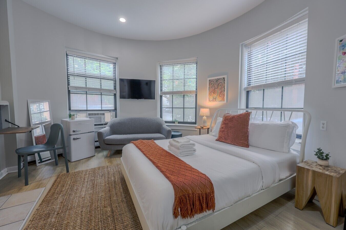 1 bedroom, desk, iron/ironing board, WiFi
