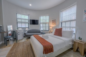 1 bedroom, desk, iron/ironing board, WiFi - Retro Studio on Quiet Street (Boston)