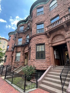 Exterior - Cozy Studio near Prudential Ctr (Boston)
