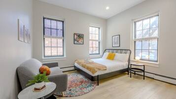 1 slaapkamer, een bureau, een strijkplank/strijkijzer, wifi