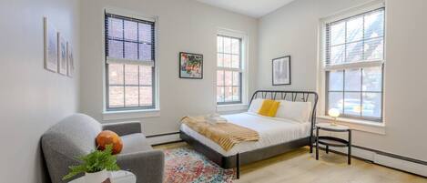 1 habitación, escritorio, tabla de planchar con plancha y wifi