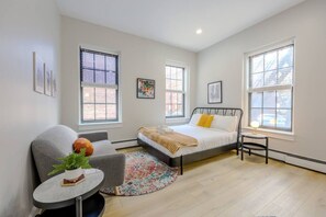 1 bedroom, desk, iron/ironing board, WiFi - Quaint studio apartment! Back Bay Area (Boston)