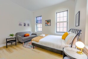 1 dormitorio, escritorio, tabla de planchar con plancha y wifi