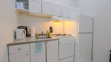 Horno, cafetera/tetera, utensilios de cocina