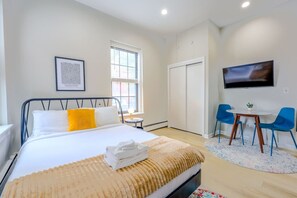 1 dormitorio, escritorio, tabla de planchar con plancha y wifi