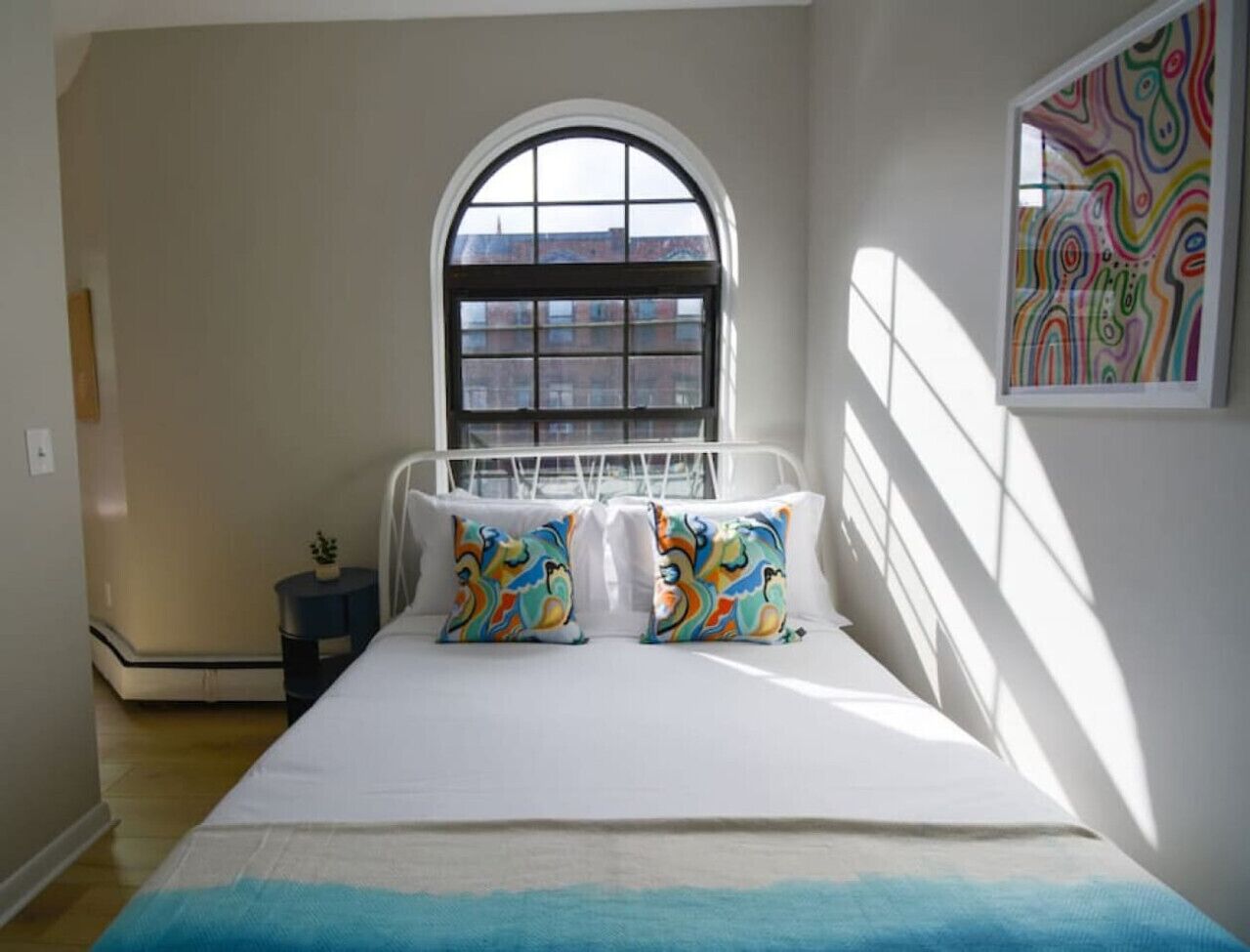 مكتب ومكواة/لوح كي وواي فاي وملاءات أسرّة