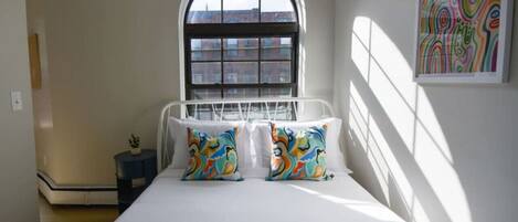 Escritorio, tabla de planchar con plancha, wifi y ropa de cama