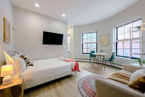 Iron/ironing board, WiFi, bed sheets - Sunkissed Studio near South End (Boston)