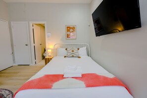 Iron/ironing board, WiFi, bed sheets - Sunkissed Studio near South End (Boston)