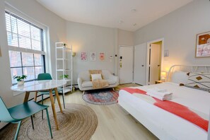 Iron/ironing board, WiFi, bed sheets - Sunkissed Studio near South End (Boston)