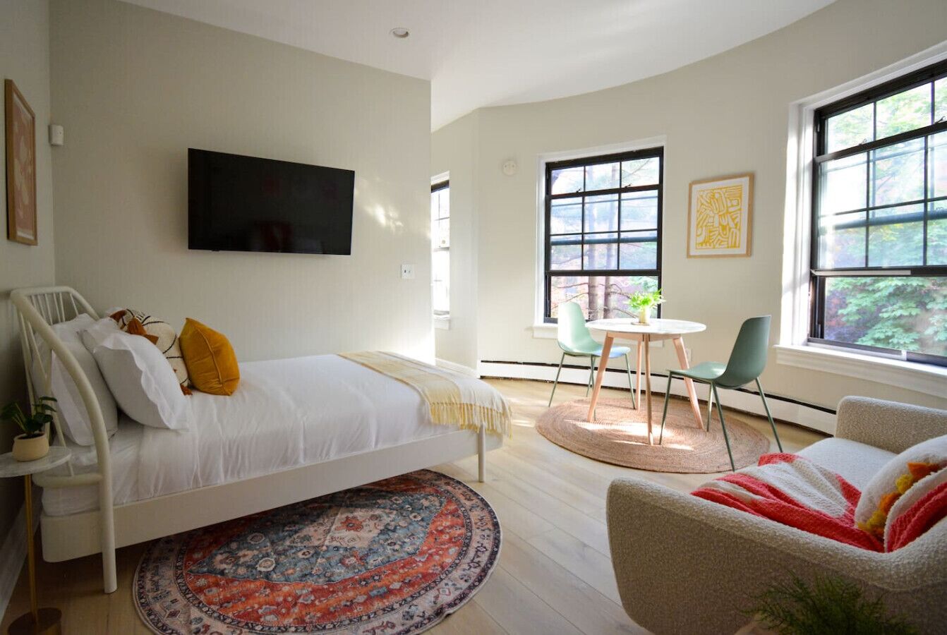 Iron/ironing board, WiFi, bed sheets