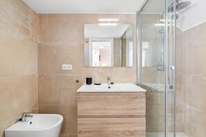 Regadera, secadora de cabello, bidet, toallas 
