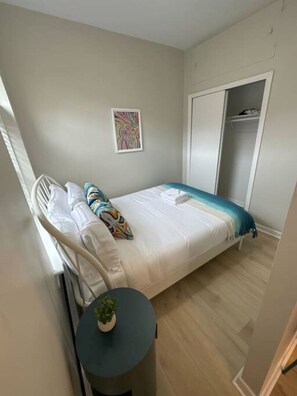 1 bedroom, desk, iron/ironing board, WiFi - Modern studio apartment! (Boston)