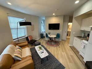 TV - Modern studio apartment! (Boston)