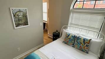 Escrivaninha, ferros/tábuas de passar roupa, Wi-Fi, roupa de cama