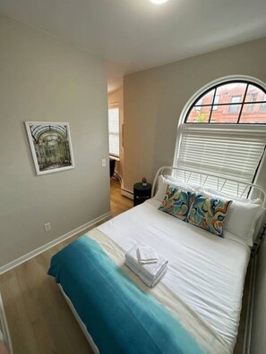 1 bedroom, desk, iron/ironing board, WiFi - Modern studio apartment! (Boston)