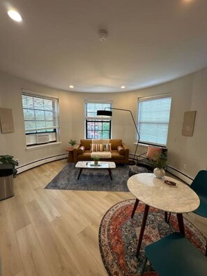 TV - Modern studio apartment! (Boston)