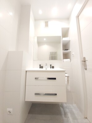 Standard Apartment | Bathroom - Dobo Madrid Ventas (Madrid)
