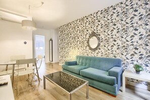 Appartamento Standard | Area soggiorno | Smart TV 30 pollici con canali digitali