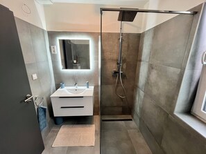 Shower, hair dryer, towels, toilet paper - Seravilla Balaton (Balatonmáriafürdő)