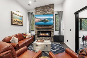 Living area - Luxury 2- Bedroom Farmhouse at Private Ranch By Vineyards & Lake (Jacksonville)