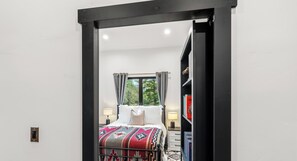 WiFi, bed sheets - Luxury 2- Bedroom Farmhouse at Private Ranch By Vineyards & Lake (Jacksonville)