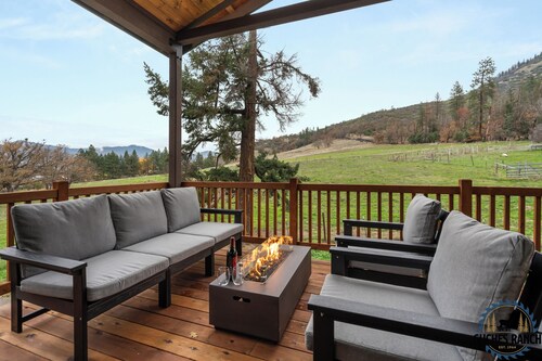 Luxury 2- Bedroom Farmhouse at Private Ranch By Vineyards & Lake