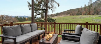 Luxury 2- Bedroom Farmhouse at Private Ranch By Vineyards & Lake