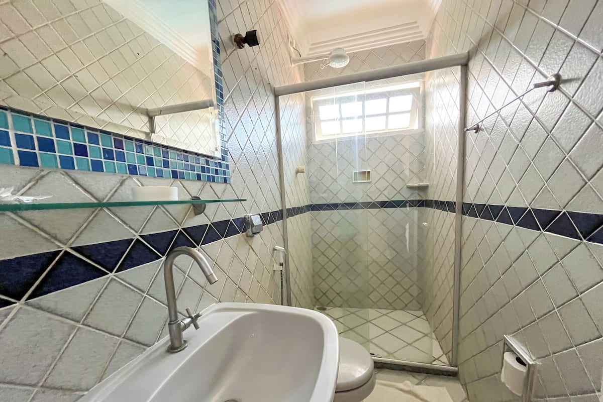 Apartament familiar, balcó, vistes al jardí | Bany | Dutxa, capçal de dutxa tipus cascada i articles de tocador gratuïts 