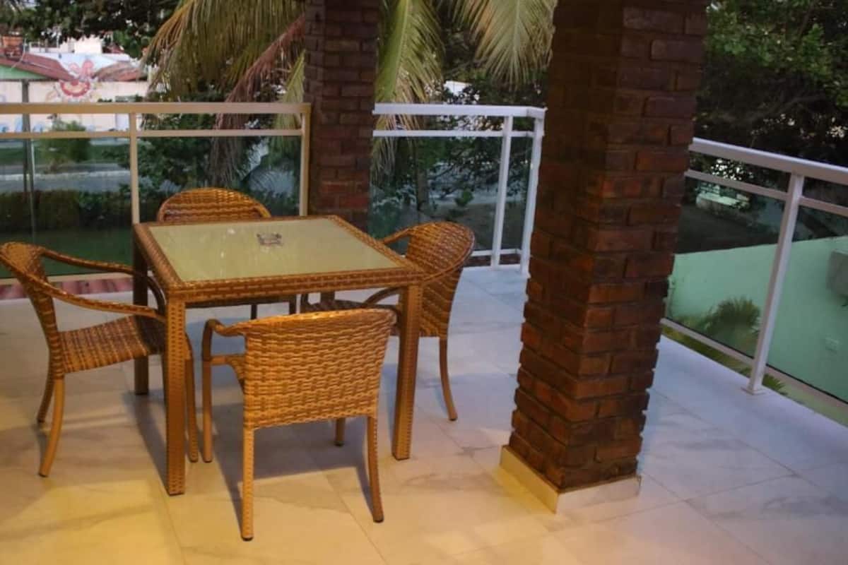 Appartement Familial, balcon, vue jardin | Restauration extérieure