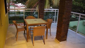 Appartement Familial, balcon, vue jardin | Restauration extérieure