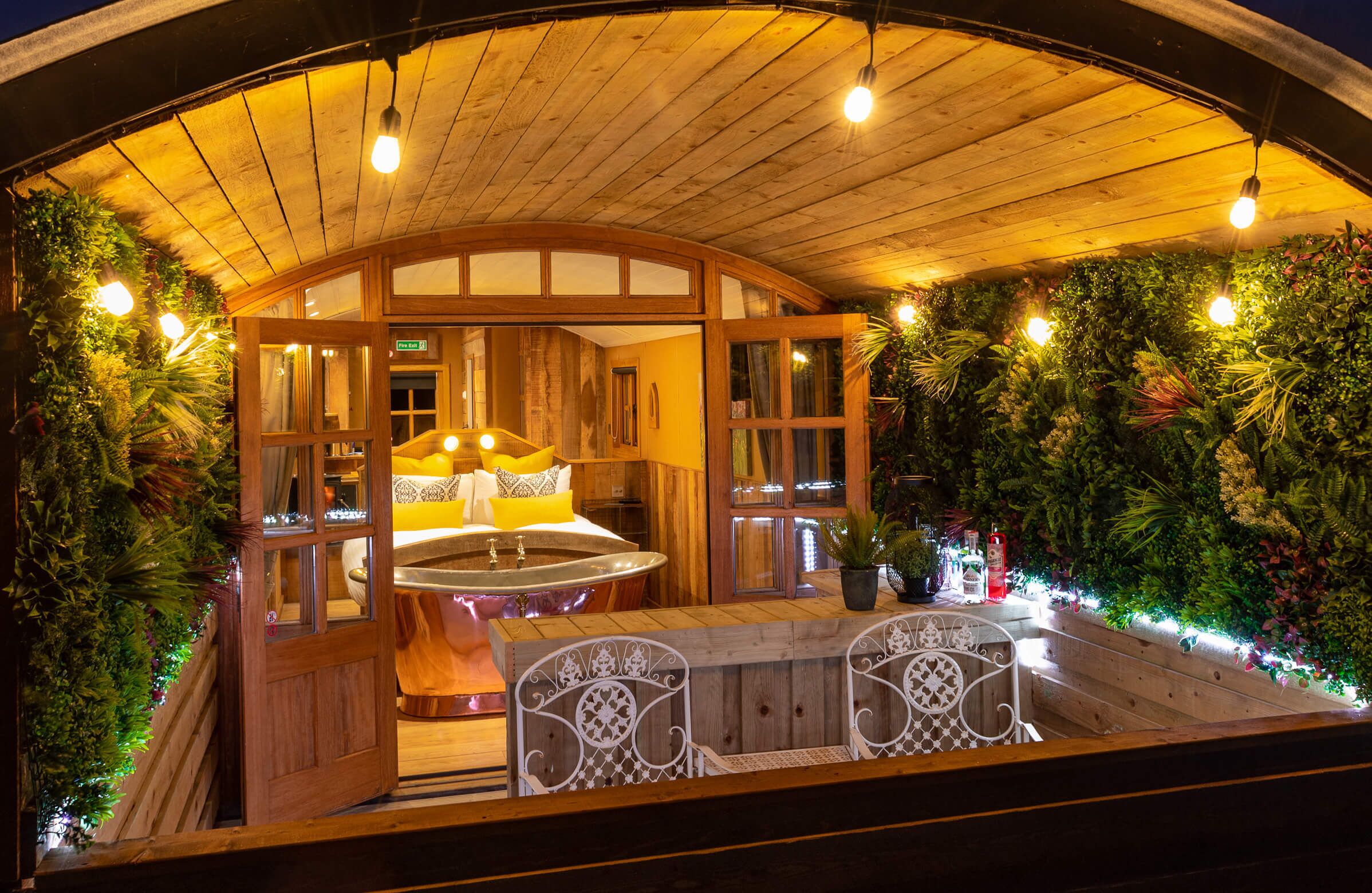 Cabin, Bathtub (Ashwood Shepherds Hut) | WiFi, bed sheets