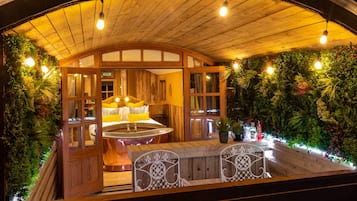 Cabin, Bathtub (Ashwood Shepherds Hut) | WiFi, bed sheets