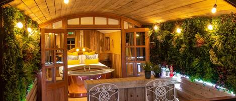 Cabin, Bathtub (Ashwood Shepherds Hut) | WiFi, bed sheets