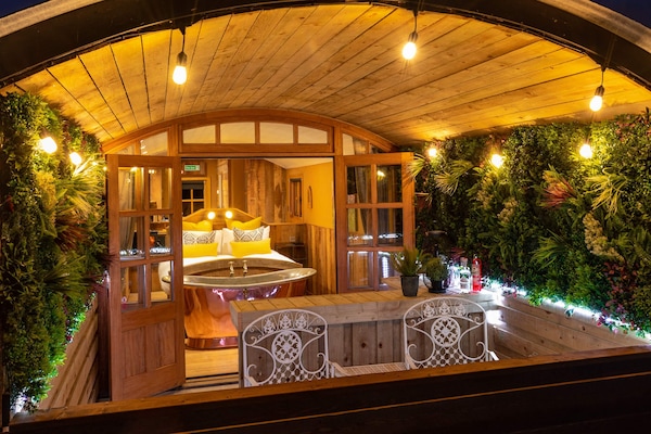Cabin, Bathtub (Ashwood Shepherds Hut) | Soundproofing, WiFi, bed sheets