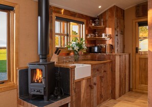 Cabin, Bathtub (Ashwood Shepherds Hut) | Private kitchen - Ockeridge Rural Retreats (Worcester)