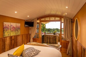 Cabin, Bathtub (Ashwood Shepherds Hut) - Ockeridge Rural Retreats (Worcester)