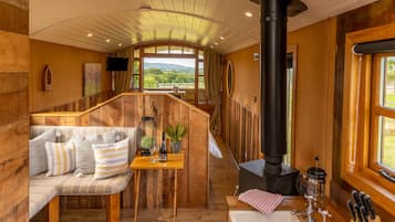 Cabin, Bathtub (Ashwood Shepherds Hut) | WiFi, bed sheets